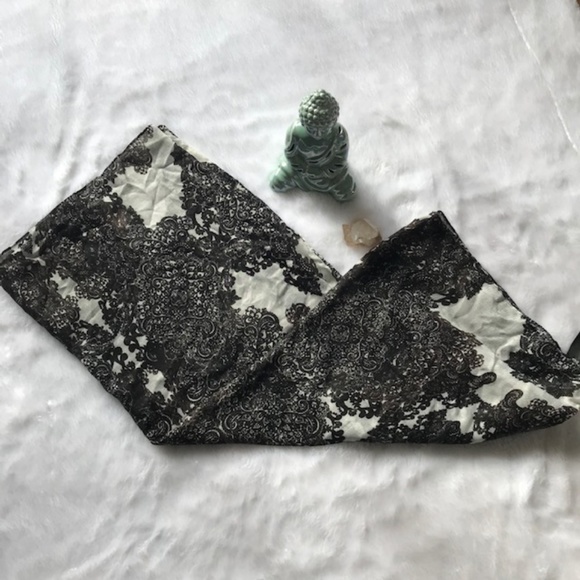 H&M Infinity Scarf in Black/White EUC - Picture 3 of 6